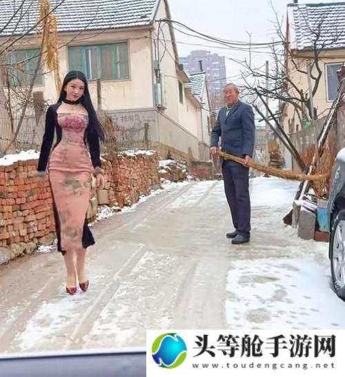 美女户外勾搭放牛老头，引发社会热议！