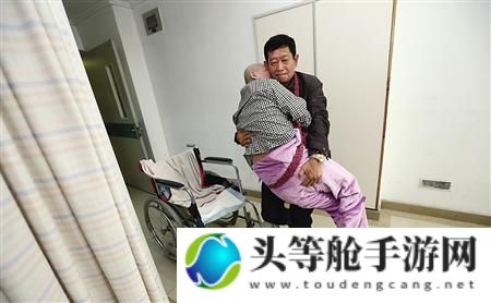 甘宇被咬出乳汁背后的故事：旅行者的意外遭遇与深层解读